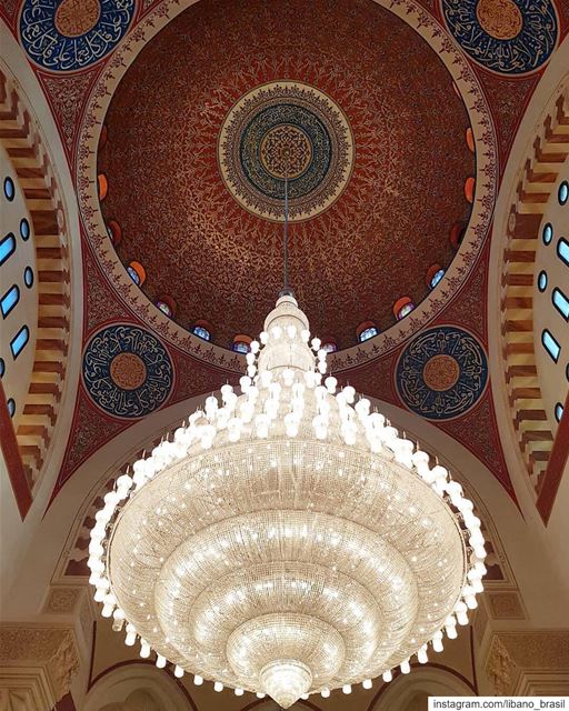 🇱🇧🇧🇷 Os arabescos talhados em ouro no teto, o gigantesco lustre... (Beirut, Lebanon)
