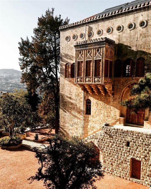 Palácio Moukhtara fotografado por @hammoudmarian A cidade de Moukhtara é... (El-Mukhtarah, Mont-Liban, Lebanon)