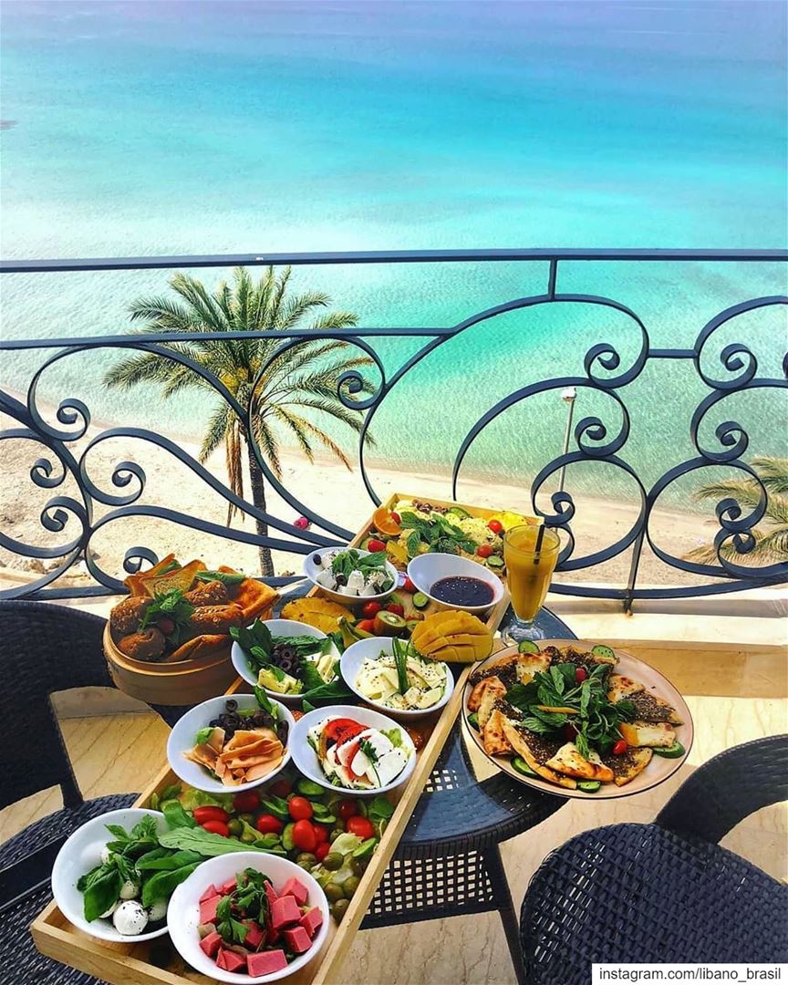 🇱🇧🇧🇷 Para um almoço tipicamente libanês, nada melhor que uma mesa... (Tyre, Lebanon)