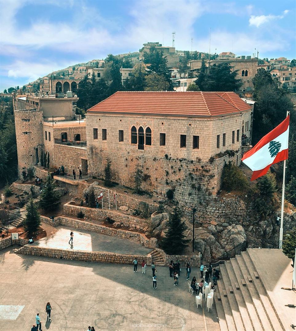 Parabenizamos o Líbano pelo Dia da Independência, neste simbólico 22 de... (Rashayya, Béqaa, Lebanon)