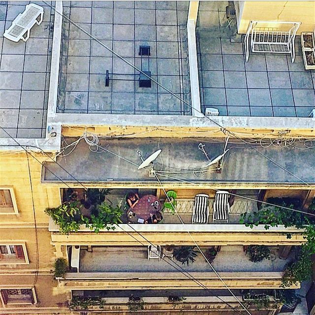 Passe-temps / كبينا نظرة عالبلكون  balcony  viewfromtop  people  urban ... (Achrafieh, Lebanon)