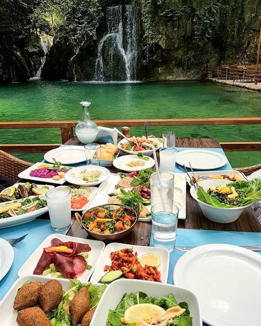 Pausa para o tradicional almoço libanês de domingo com mezze servido à... (Baakline, Mont-Liban, Lebanon)