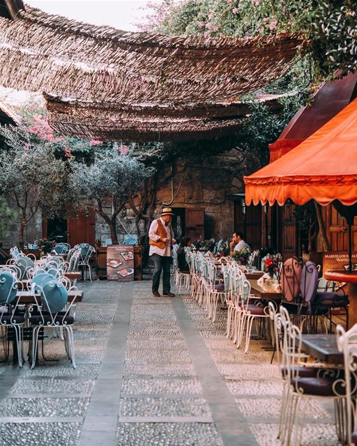 Pitoresco café nas ruas da antiga cidade de Byblos. Conhecida por ser a... (Byblos, Lebanon)