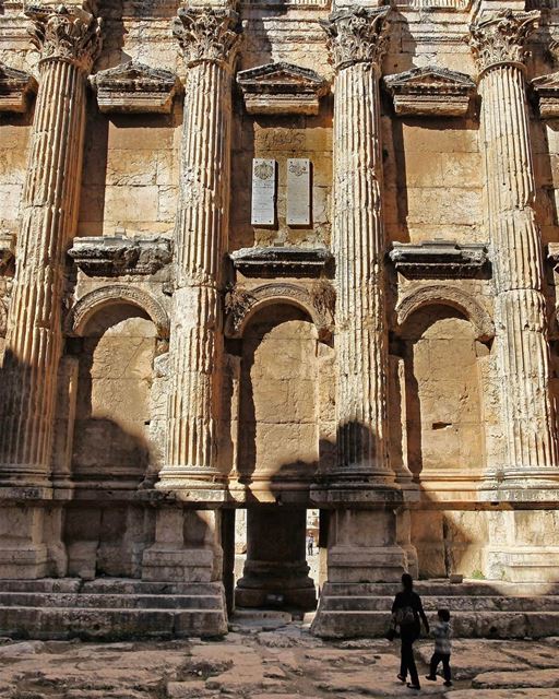 Por dentro do maior templo romano do mundo dedicado a Bacchus, o Deus do... (Temple of Bacchus)