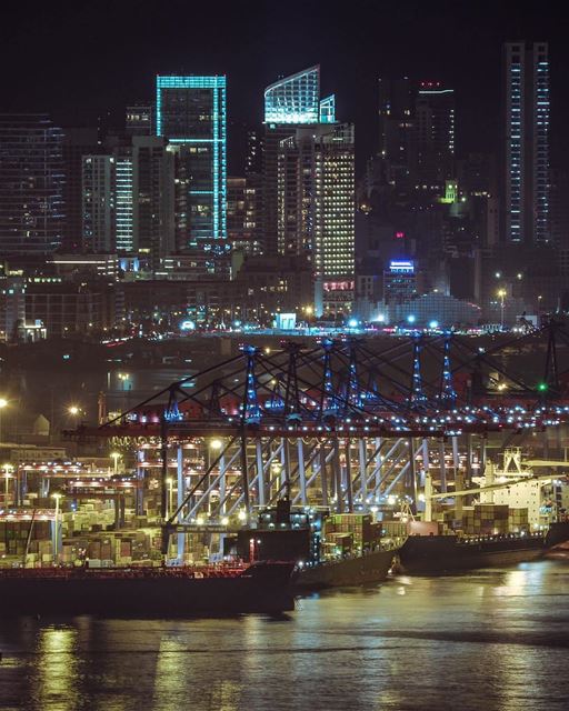 Porto de Beirute à noite. A evolução da antiga civilização fenícia... (Port of Beirut)