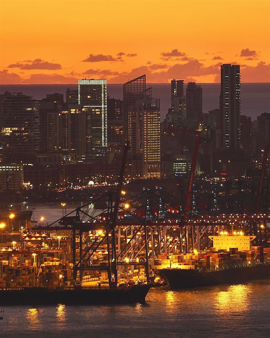 Porto de Beirute à noite fotografado pelo @mikeroscopik 🇱🇧 Beirut’s Port... (Port of Beirut)