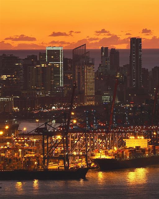 Porto de Beirute à noite fotografado pelo @mikeroscopik 🇱🇧 Beirut’s Port... (Port of Beirut)