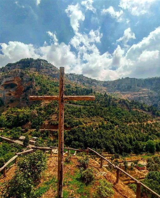 Pray for a glimmer of hope ... (Wadi Qannubin, Liban-Nord, Lebanon)