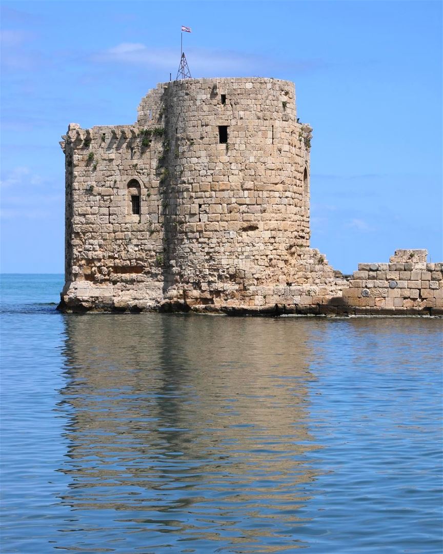 Reflexo da história. O Castelo do Mar foi destruído várias vezes desde que... (Sidon Sea Castle)