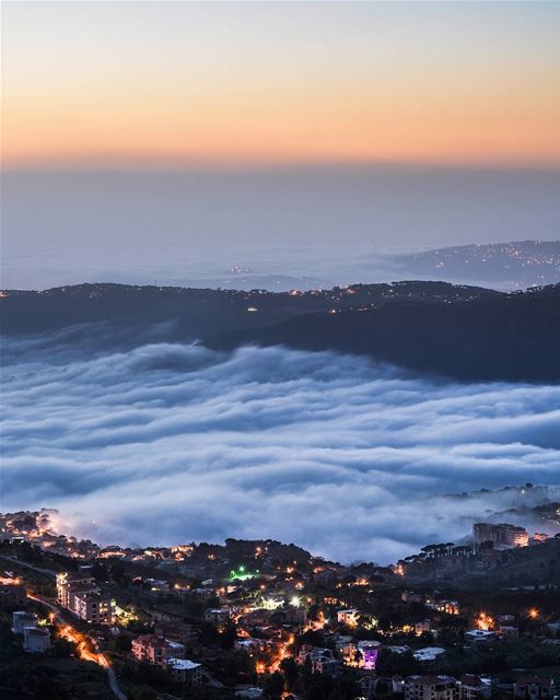 .Rolling fog clouds. Shot taken at Sawfar,Lebanon a while ago...🌳🌳🌳🌳� (Sawfar, Mont-Liban, Lebanon)