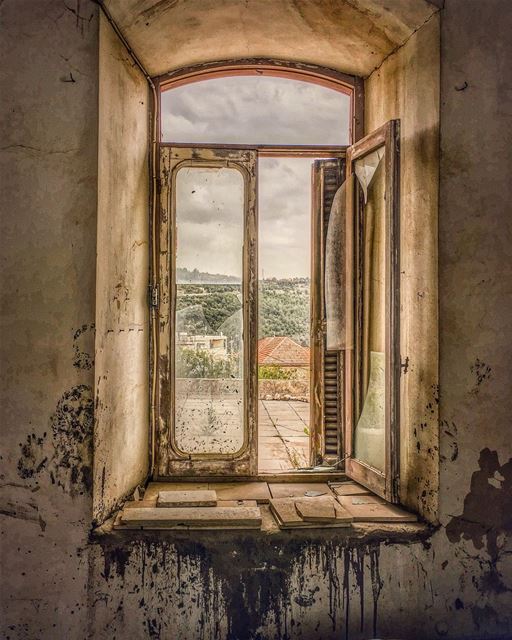 Shattered scene of a midsummer dream ....  windowshot  archiporn ... (Dayr Al Qamar, Mont-Liban, Lebanon)