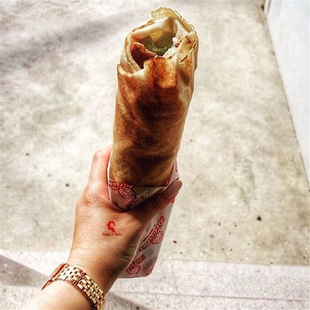 Showing off my Extra Toum Chicken Shawarma 😎.. ======================📍... (Bikfaïya, Mont-Liban, Lebanon)