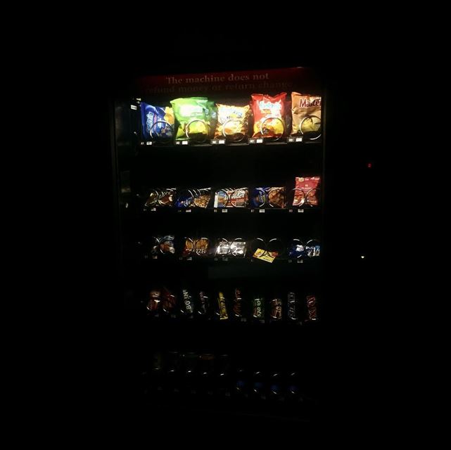  silent  night  dark  black  light  vending  machine  distributeur ... (Hôpital Libanais Geitaoui - CHU)