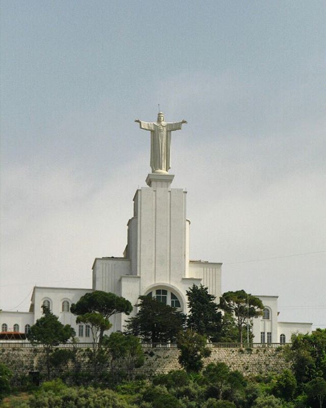 Similar ao Cristo Redentor do Rio de Janeiro, a versão libanesa da estátua... (Zouk Mosbeh Yasouh El Malak)
