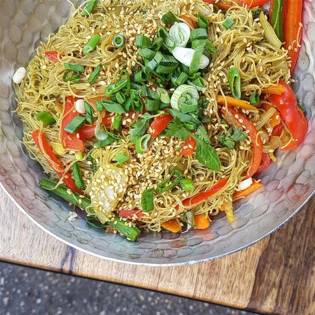 Singapore Noodles 🍜 Packed with veggies and tasty flavors!... beirut ... (Jaï)