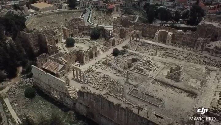 Sobrevoando as ruínas de Baalbeck e seu magnífico sítio arqueológico com o... (Baalbek, Lebanon)