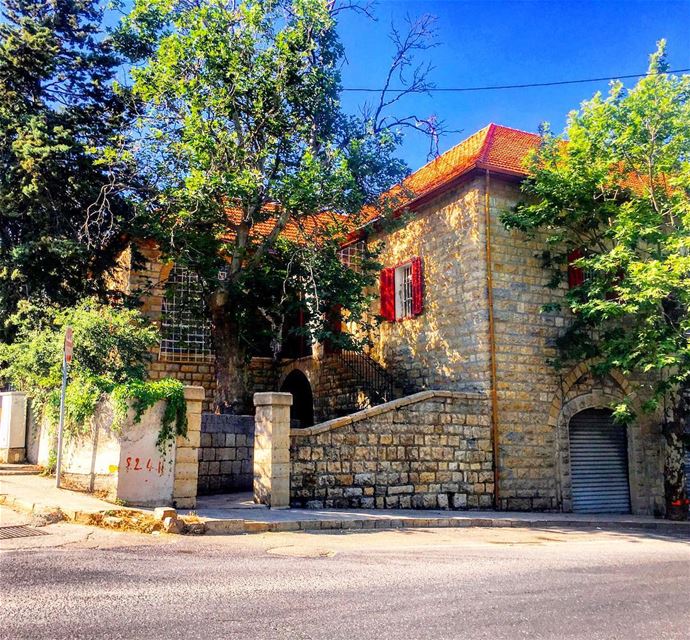 Sometimes all you need is just some beautiful places to clear your mind 🏡� (Sawfar, Mont-Liban, Lebanon)