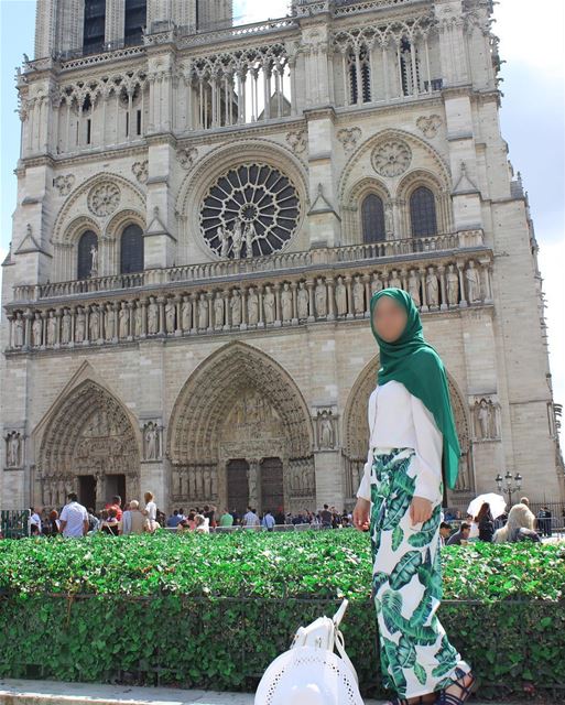 Sorry for spamming you with this outfit, but this is by far one of my... (Cathédrale Notre-Dame de Paris)