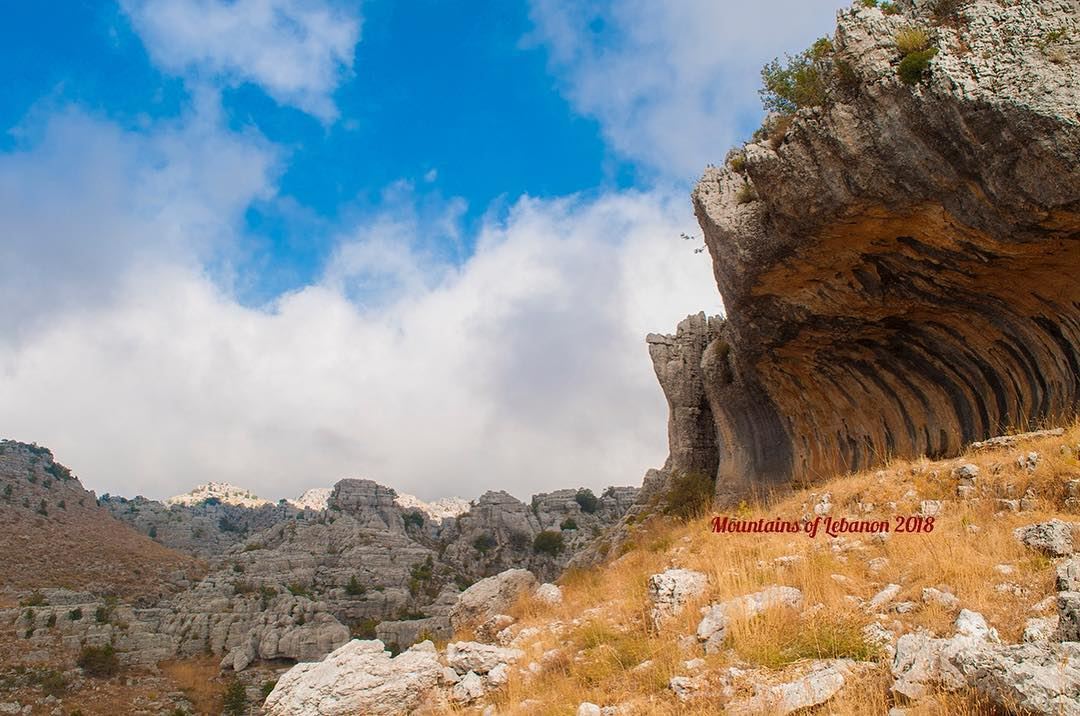 Spectacular rock formations as this rock cornice in the Jaj highlands... (Jaj, Mont-Liban, Lebanon)