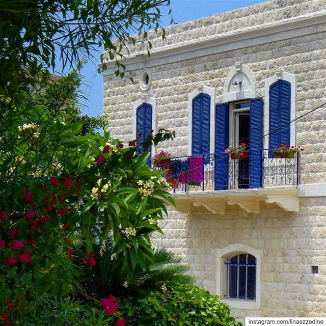 Spring mood 🌸🌸🌸..... kaslik  lebanon  architecture   lebanontraveler... (Al Kaslik, Mont-Liban, Lebanon)