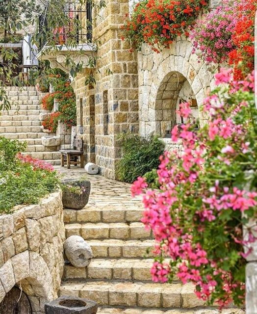 Start your weekend with positive vibes  lebanon 💐🌷💐 photo by @libano_bra (Byblos - Jbeil)