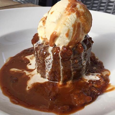 Sticky toffee pudding with vanilla ice cream 😱🍨😍 Credits to @dineverdiet  (BRGR Co.)