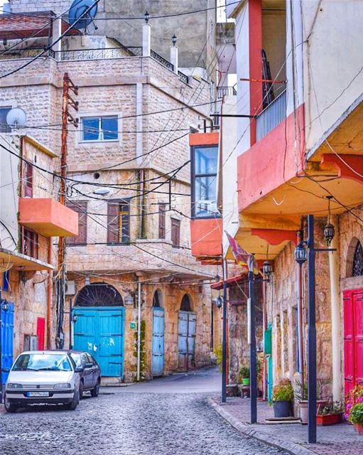 Street vibes & colors 😍Wishing you a hopefully colorful day 💙❤️💚... (Zgharta)