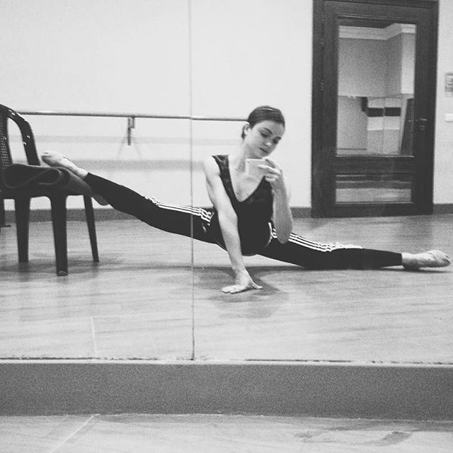 Stretching the tiredness away😌 (Caracalla Dance School)