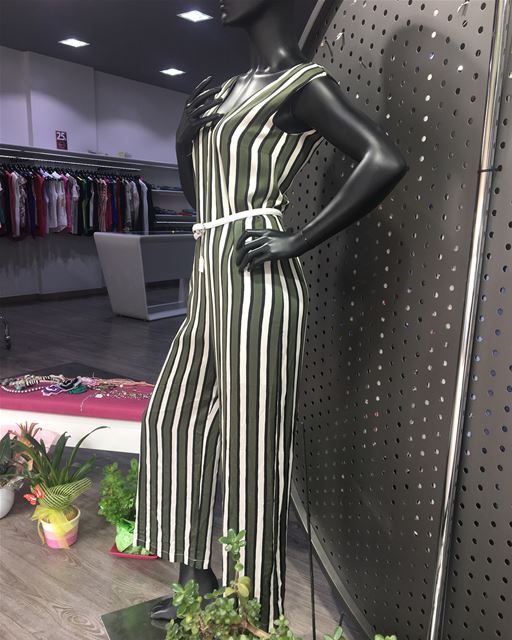 Stripes on jumpsuit half-price 👌DailySketchLook 389 shopping  italian ... (Er Râbié, Mont-Liban, Lebanon)