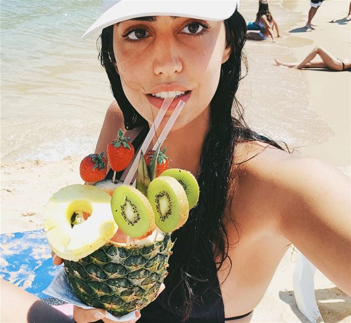 Sun, sands and pineapples 🍍🌞...... selfie  beach  cocktail ... (Lazy B)