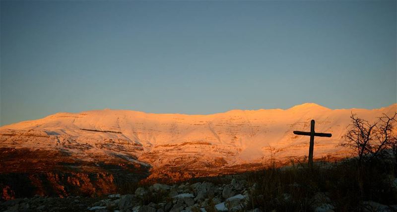  sunset catchingsunsets mountains cross faith winter snow white giant cold... (Jabal Şannīn)