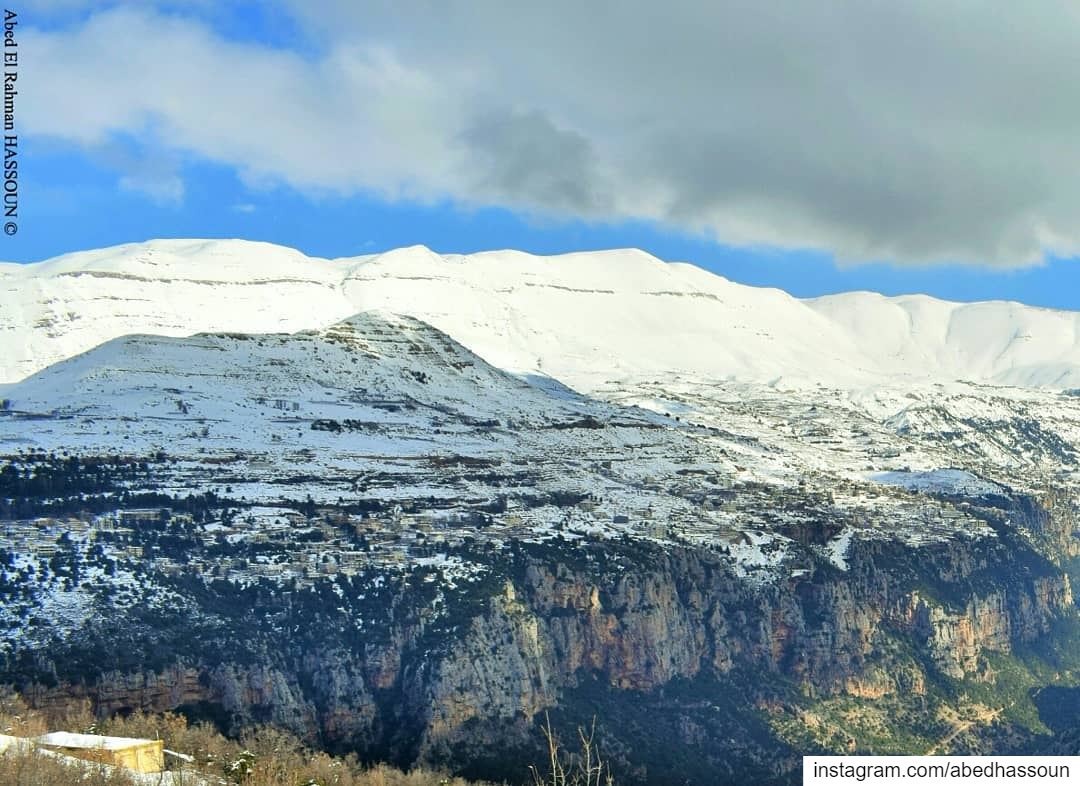 Swipe right to see the complete photo of the impressive landscape ❄❄❄..... (Bcharri, Liban-Nord, Lebanon)