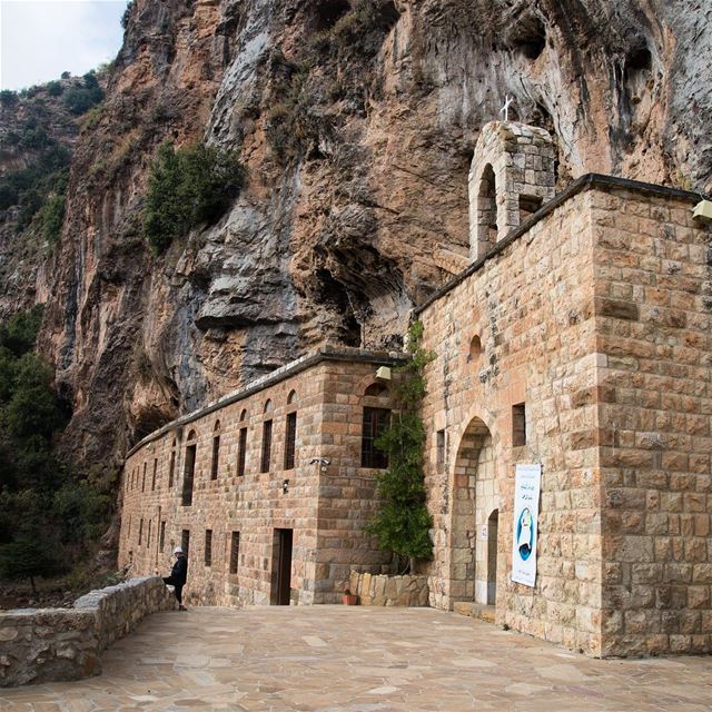 São dezenas de mosteiros cristãos encravados nas montanhas do Líbano. Não é (Kadisha Valley)