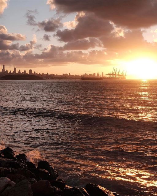Terminando a semana com esta bela foto do pôr do sol sobre o Porto de... (Port of Beirut)