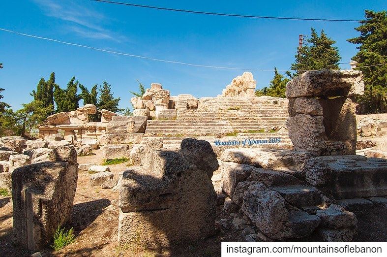 The lesser known Temples of the Bekkaa!impressive 3 level podium,... (Qsarnaba, Béqaa, Lebanon)