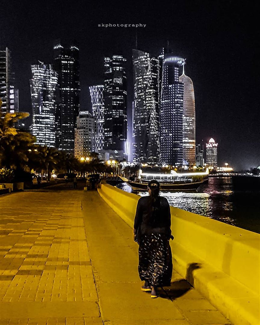 The night Walk.. * amazing_qatar  qatarism  clubhdrpro  clubasiapro ... (Doha Corniche)