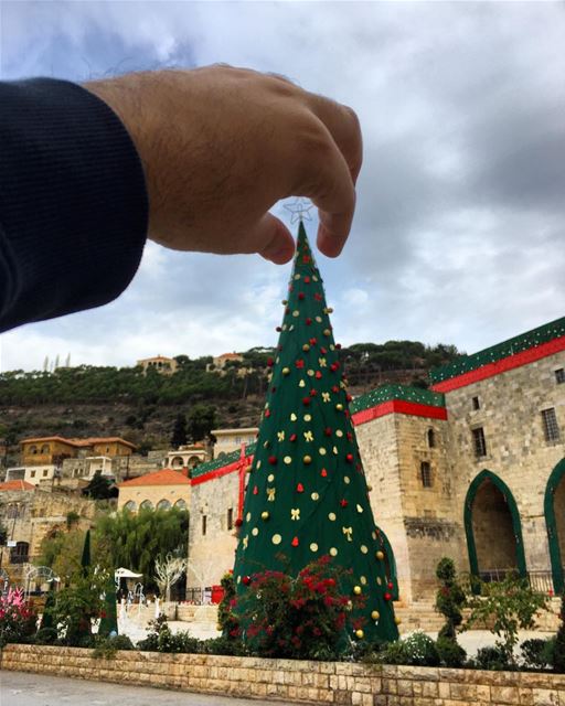 The perfect Christmas 🎄? All Christmas trees are perfect 👌🏻 ... (Dayr Al Qamar, Mont-Liban, Lebanon)
