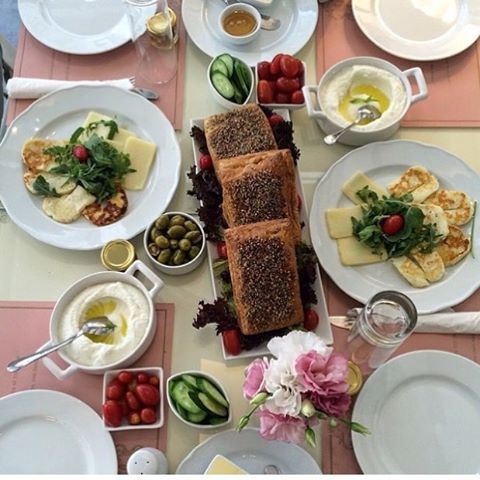 The perfect place to brunch☀️ Lebanese breakfast tray at @thebeazbee 🍴 (The Beazbee)
