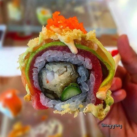 The perfect sushi roll 😍🍣 Credits to @hungrymoey  (Ginger & Co)