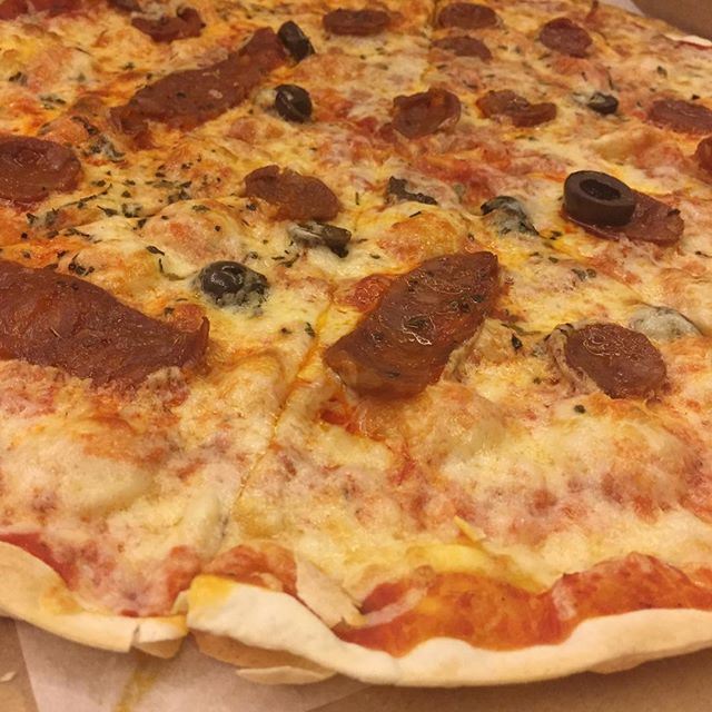 Thin and crispy, perfectly done, a real Italian taste @carpacciopizza by @zomatolb  (Carpaccio Pizzaria)