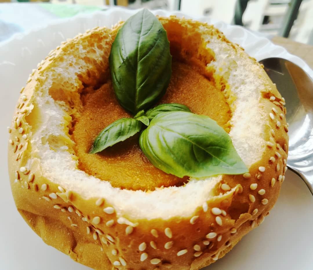 Tomato basil soup in bread bun 🍅🍅🍅.... soup  tomatosoup  heathylife... (Beirut, Lebanon)