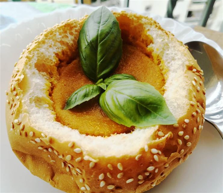 Tomato basil soup in bread bun 🍅🍅🍅.... soup  tomatosoup  heathylife... (Beirut, Lebanon)
