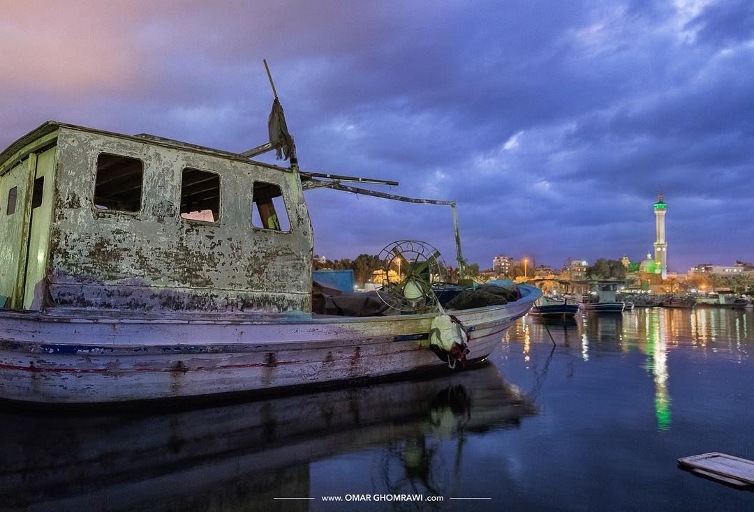 Traditional fishing boat 🚣 , minutes after sunset.لهذا القارب قصص يرويها. (Corniche El Mina Tripoli)