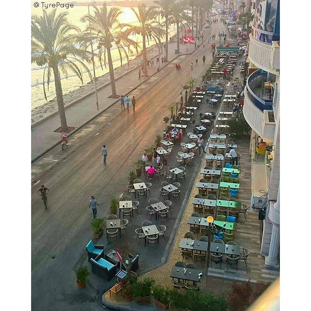 @tyrepage -  ﻻ بد لنا مثل كل سبت أن نكون على موعد مع شارع المشاة، شارع لكل الناس ولكل اﻷلوان ومن كل مكان ، وتبقى صور هي الوجهة والعنوان. (Tyre, Lebanon)