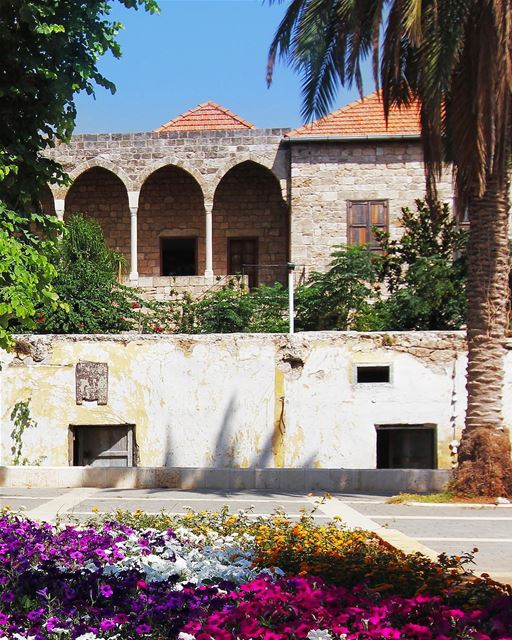 Típica casa antiga libanesa embelezada pelas cores da primavera 🇱🇧... (Byblos, Lebanon)