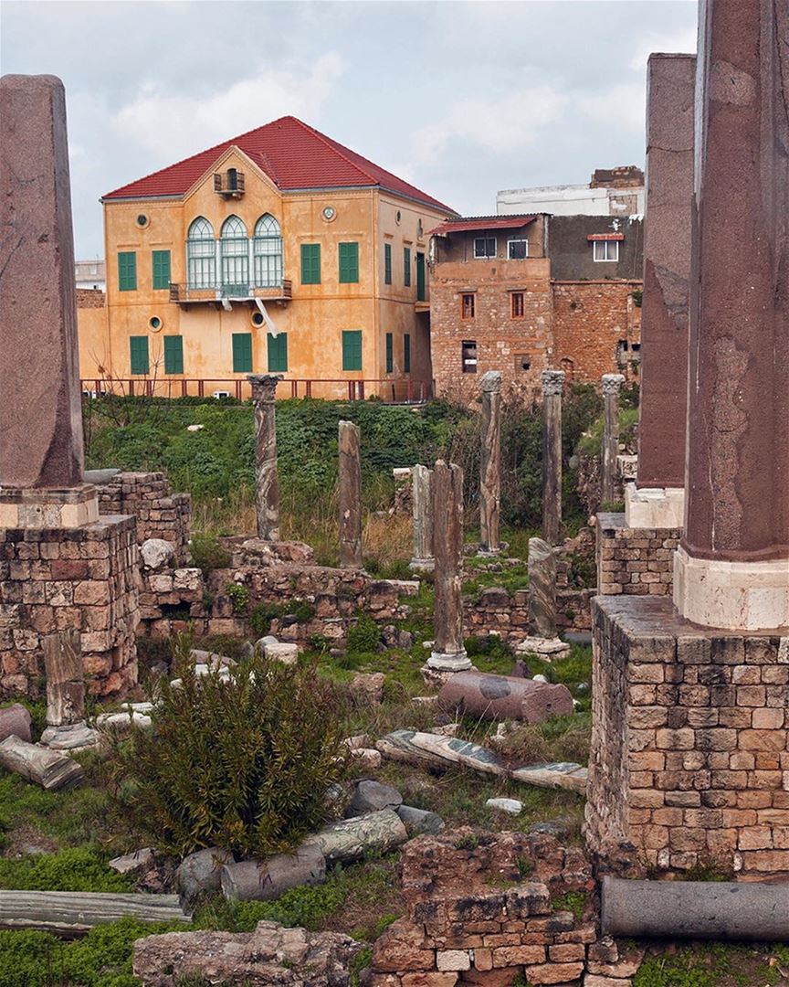 Típica casa libanesa com vista para ruínas romanas em Tiro, cidade fundada... (Roman ruins in Tyre)
