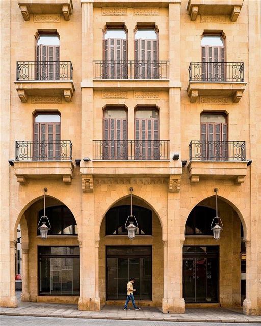 Típica e tradicional fachada com arcos presente na arquitetura de Beirute,... (Downtown Beirut)