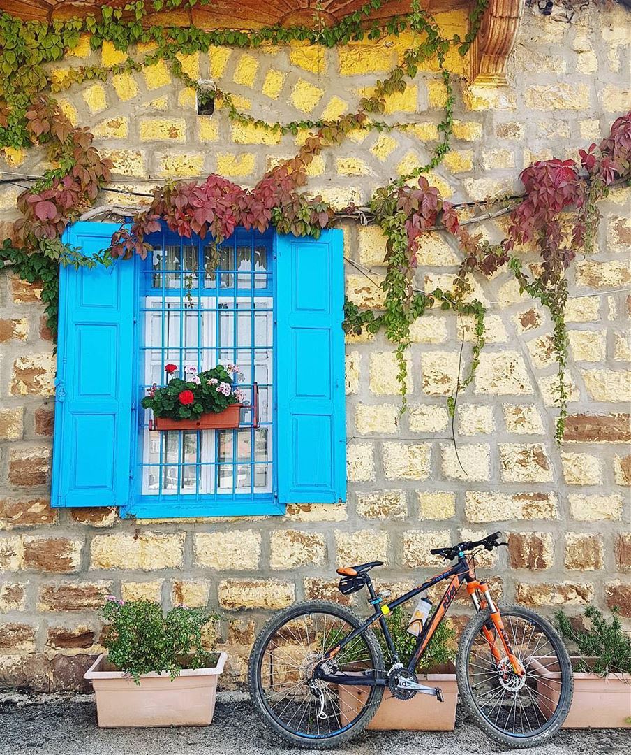 Um passeio pelo Líbano de bike é sempre uma boa ideia. Feliz domingo a... (Hadeth El Joubbe, Liban-Nord, Lebanon)