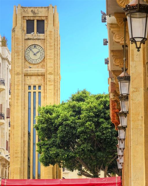 Uma bela foto de Beirute para começar bem o domingo. Tenham um ótimo dia! � (Place De L'etoile Downtown Beirut)