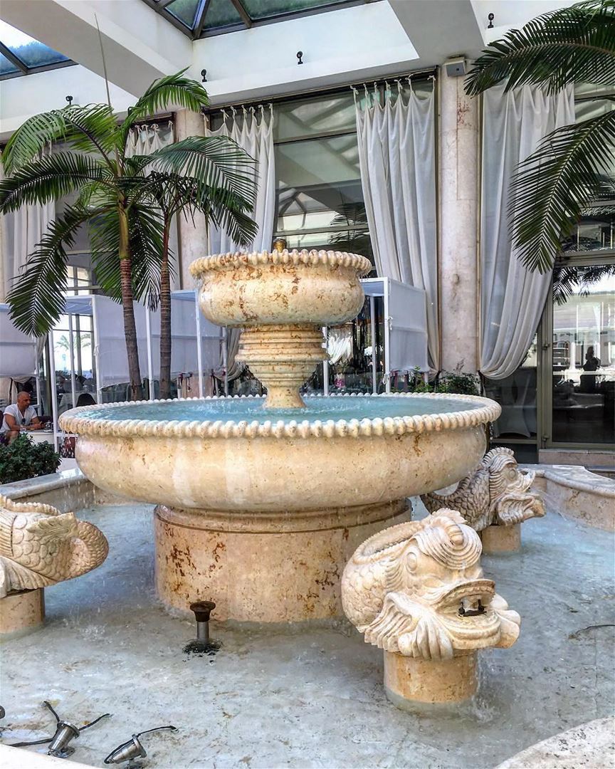 Uma bela foto do icônico hotel Phoenicia para inspirar a sua manhã. Bom... (Phoenicia Hotel Beirut)